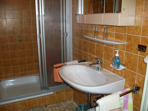 a bathroom with a sink and a shower at Ferienwohnung Emilia mit Bergblick (Osten) in Ruhpolding