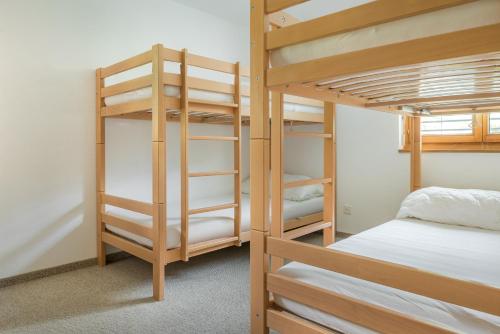 フィエッシュにあるEilander Sunshineの二段ベッド2組が備わるドミトリールームです。