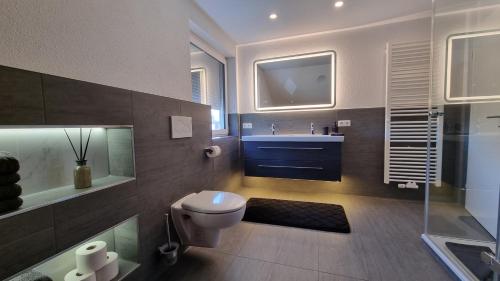 La salle de bains est pourvue de toilettes, d'un lavabo et d'une baignoire. dans l'établissement MF Manuele Ficano - Ferienwohnungen am Bodensee - Fewo Luna, à Kressbronn am Bodensee