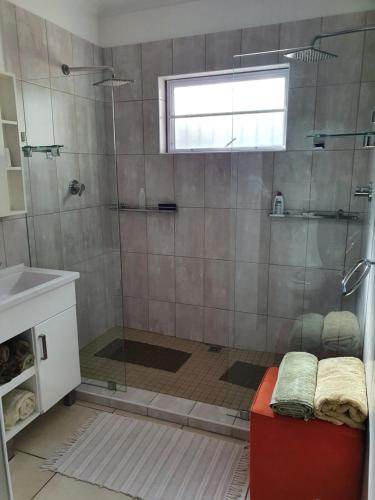 baño con ducha y puerta de cristal en 29 Jeffs Place, en Yzerfontein