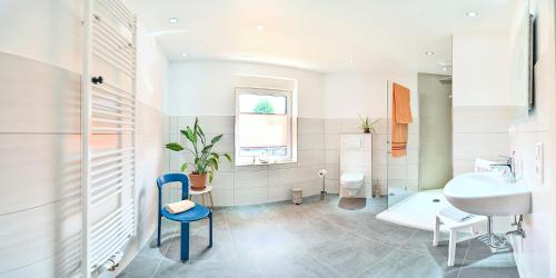ein weißes Bad mit einem Waschbecken und einem WC in der Unterkunft Fewo Usedom Peene Idyll in Wolgast