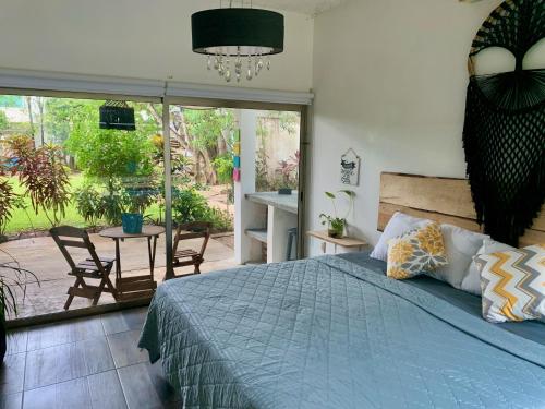 a bedroom with a bed and a table with chairs at Casa Borush by Ecoplaneta in Cancún