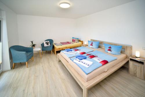 Schlafzimmer mit einem Bett mit blauen und roten Kissen in der Unterkunft Fewo Usedom Peene Idyll in Wolgast