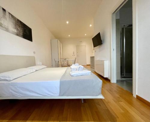 ein Schlafzimmer mit einem großen weißen Bett in einem Zimmer in der Unterkunft MINIAPART VICO V in Bari