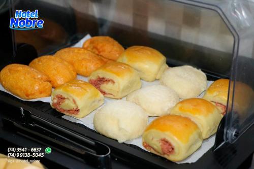 un mucchio di panini in un fornetto di Hotel Nobre a Senhor do Bonfim