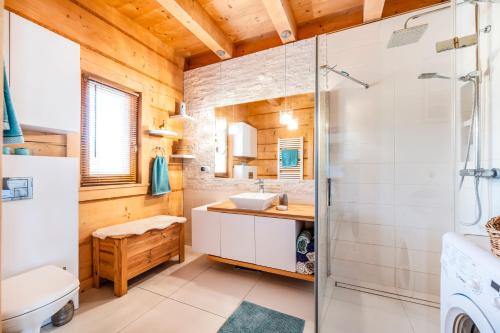 W łazience znajduje się prysznic i umywalka. w obiekcie Villa Carmen w mieście Korzkiew