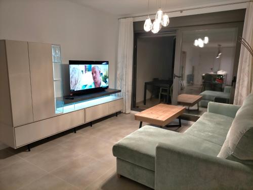TV a/nebo společenská místnost v ubytování Apartamento URBAN-Mariza
