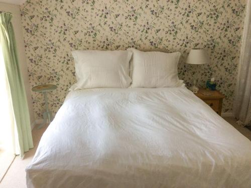 Una cama o camas en una habitación de Sharots Place