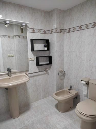 a bathroom with a toilet and a sink at Apartamento con balcón cerca del centro in Castellón de la Plana