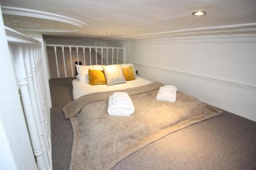 Well Appointed Garden Condo in Kensington Olympia房間的床
