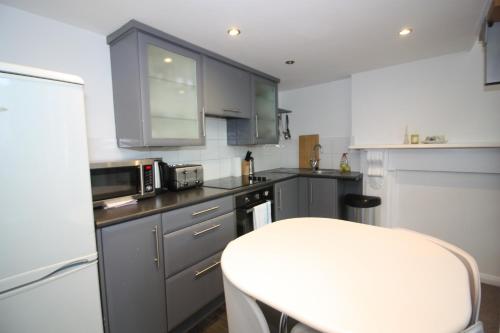 Well Appointed Garden Condo in Kensington Olympia廚房或簡易廚房