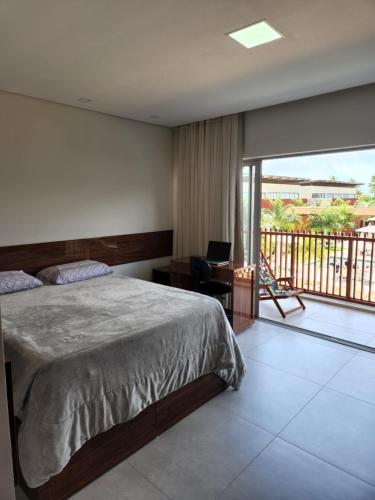 a bedroom with a bed and a balcony at Flat Île de Pipa Resort - Centro in Pipa