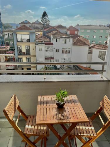 - Balcón con mesa de madera y 2 sillas en RS Porto Jardim de Sophia, en Oporto