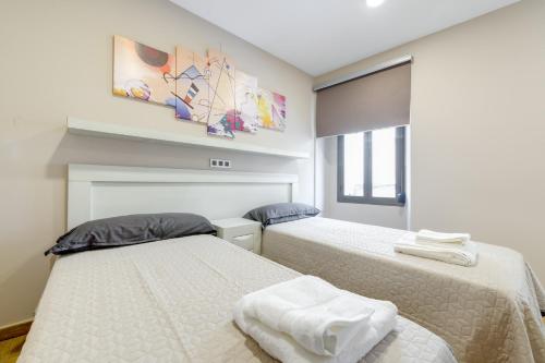 Ένα ή περισσότερα κρεβάτια σε δωμάτιο στο Apartamentos Menorá