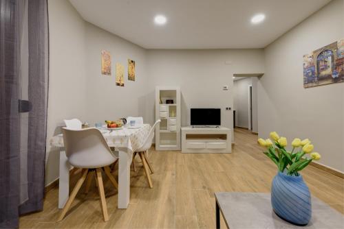 Μια τηλεόραση ή/και κέντρο ψυχαγωγίας στο Apartamentos Menorá