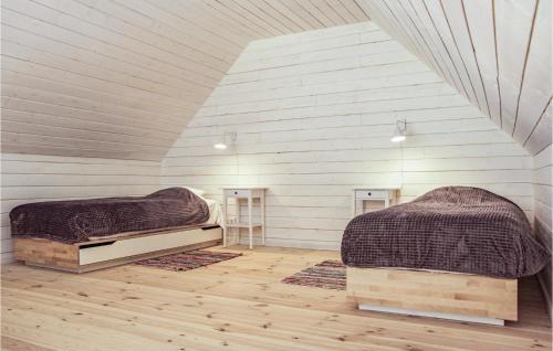 Postel nebo postele na pokoji v ubytování Beautiful Home In Kowale Oleckie With Kitchen