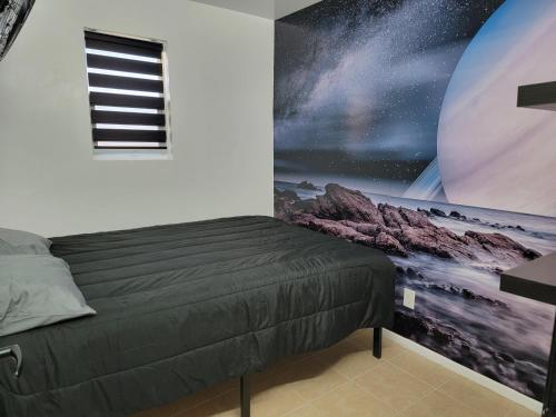 um quarto com uma cama com um mural na parede em Orangewood & 51Ave Homestay - Not a Hotel em Glendale