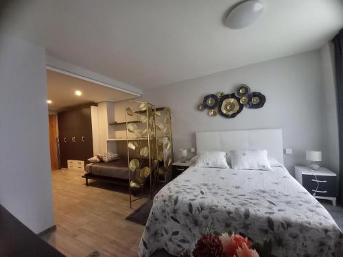Un dormitorio con una cama y una habitación con un sofá. en Loft Carrión, en Carrión de los Condes