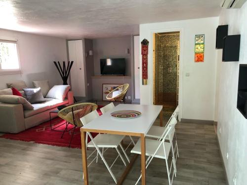 Photo de la galerie de l'établissement Charmant appartement en rez de villa à Vence, à Vence