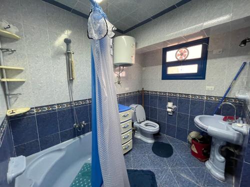 Phòng tắm tại شقة سوبر 3 غرف مطله علي قناة السويس بورسعيد 714