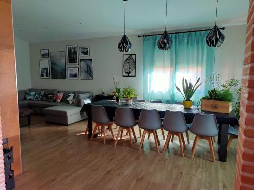 eine Küche und ein Wohnzimmer mit einem Tisch und Stühlen in der Unterkunft Mi lugar favorito in Torrejón del Rey