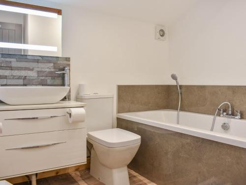 W łazience znajduje się toaleta, wanna i umywalka. w obiekcie Scaley Beck - Uk39151 w mieście Threlkeld