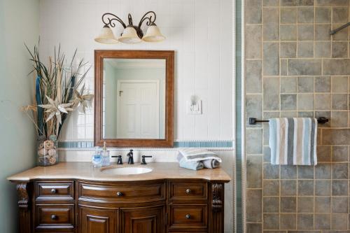 W łazience znajduje się umywalka i lustro. w obiekcie Sedona Quail Hollow Retreat w mieście Sedona