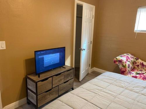 Restful hangout في بولهيد سيتي: غرفة نوم مع تلفزيون في خزانة مع سرير