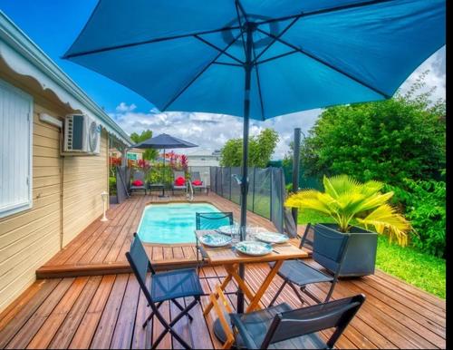 Swimmingpoolen hos eller tæt på Appartement Domi Caraïbes 2