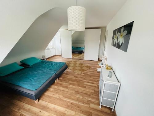 1 dormitorio con 1 cama en el centro de una habitación en Ferienwohnung Bürgel Ebersbach Fils, en Ebersbach an der Fils