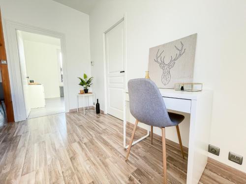 - un bureau blanc avec une chaise dans la chambre dans l'établissement ✦ Maison avec jardin - Plaza Verde✦, à Commentry
