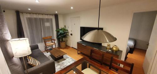ein Wohnzimmer mit einem Sofa und einem Tisch in der Unterkunft Casa Descanso Serena in La Serena