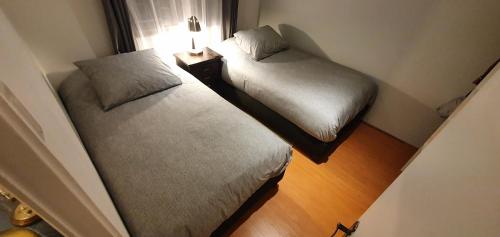 a bedroom with a bed and a night stand with a lamp at Casa Descanso Serena in La Serena
