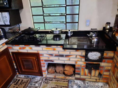 una cocina con horno de ladrillo y comida en el interior en Casa Rural Na Serra, próxima de Cachoeiras e verde, en Santa Maria do Erval