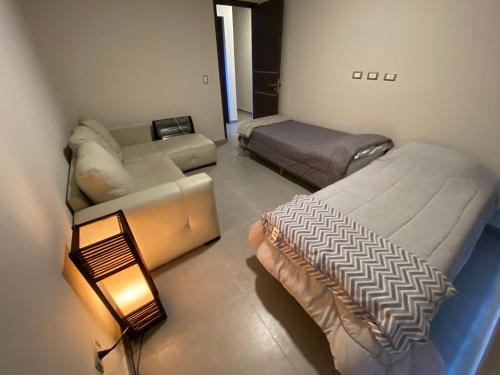 ein Wohnzimmer mit einem Bett und einer Couch in der Unterkunft ENCANTO DE CHACRAS- Moderna-A metros de la plaza in Chacras de Coria