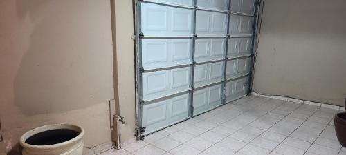 Puerta de garaje con aseo en una habitación en Casa Amorosa, en Tecate