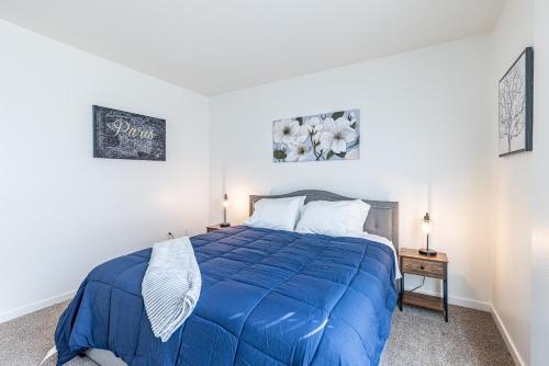 - une chambre avec une couette bleue sur un lit dans l'établissement Modern 2BR Apartment on Gordon St Hollywood apts, à Los Angeles