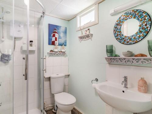 曼德斯里的住宿－Bluebird Chalet，浴室配有卫生间、盥洗盆和淋浴。