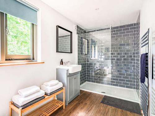 ein Bad mit einem Waschbecken und einer Dusche in der Unterkunft Culver Croft in Chiddingstone