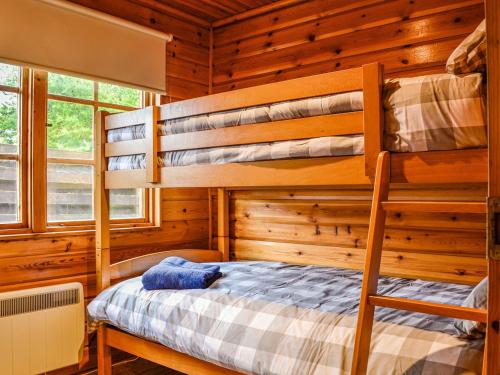 sypialnia z 2 łóżkami piętrowymi w kabinie w obiekcie Tipperwhig w mieście Balintore