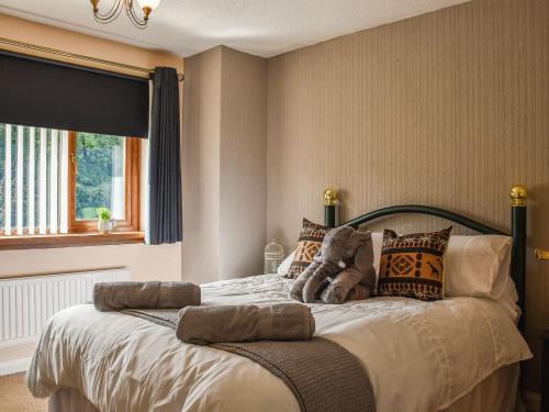 um quarto com uma cama com um urso de peluche em Zebra House em Blaenavon