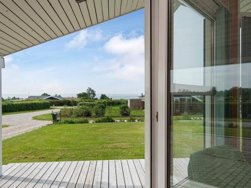 Røndeにある8 person holiday home in R ndeの庭の景色を望むパティオへ続くオープンドア