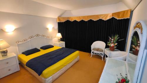 Giường trong phòng chung tại Villa Klub Bunga Empat