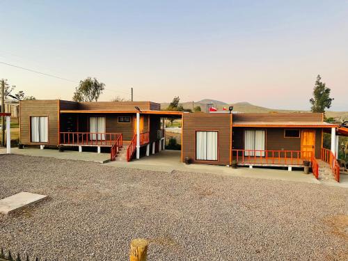 a row of modular homes on a gravel lot at ELUNEY Combarbala in Combarbalá