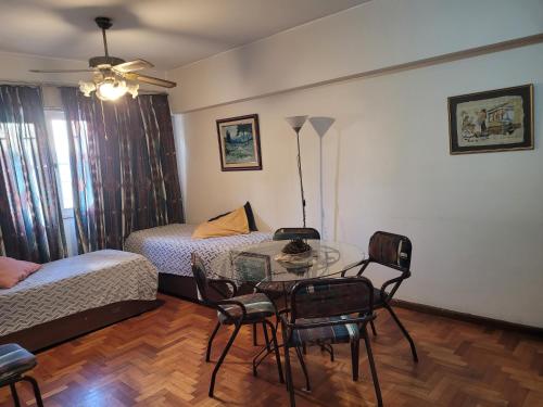 una camera con tavolo, sedie e letto di Edificio Independencia Lavalle 35 a Mendoza