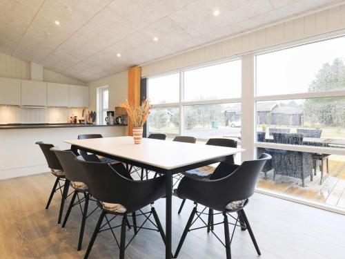 een keuken en eetkamer met een tafel en stoelen bij 8 person holiday home in Fjerritslev in Fjerritslev