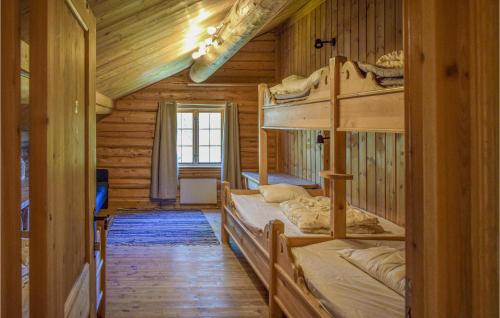 מיטה או מיטות קומותיים בחדר ב-Lven