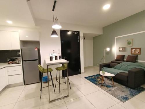 cocina y sala de estar con sofá y mesa en C0608 Almas Suites Studio100mbps! Netflix By STAY en Nusajaya