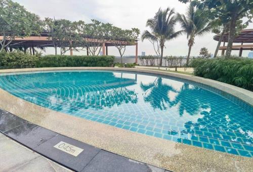 una piscina con azulejos azules en un complejo en C0608 Almas Suites Studio100mbps! Netflix By STAY en Nusajaya