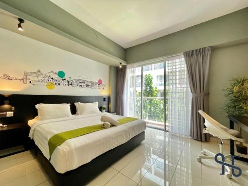 1 dormitorio con cama grande y ventana grande en Homesuite' Home at Aeropod SOVO, en Kota Kinabalu